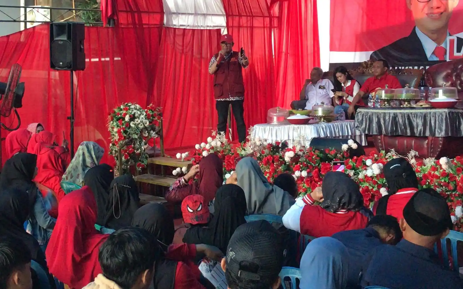 Calon Gubernur Sulawesi Tenggara Lukman Abunawas saat kampanye dialogis di Kabupaten Kolaka. Foto:Ist