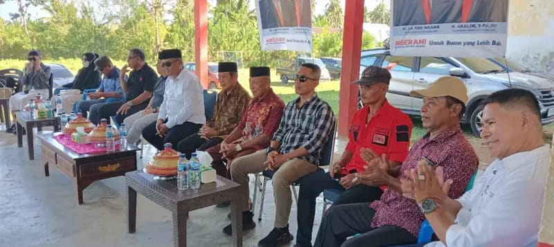 Pasangan calon Bupati dan Wakil Bupati Buton, La Ode Naane, dan Akalim saat kunjunganya ke Desa Waole, Kecamatan Wolowa. Foto: Ist