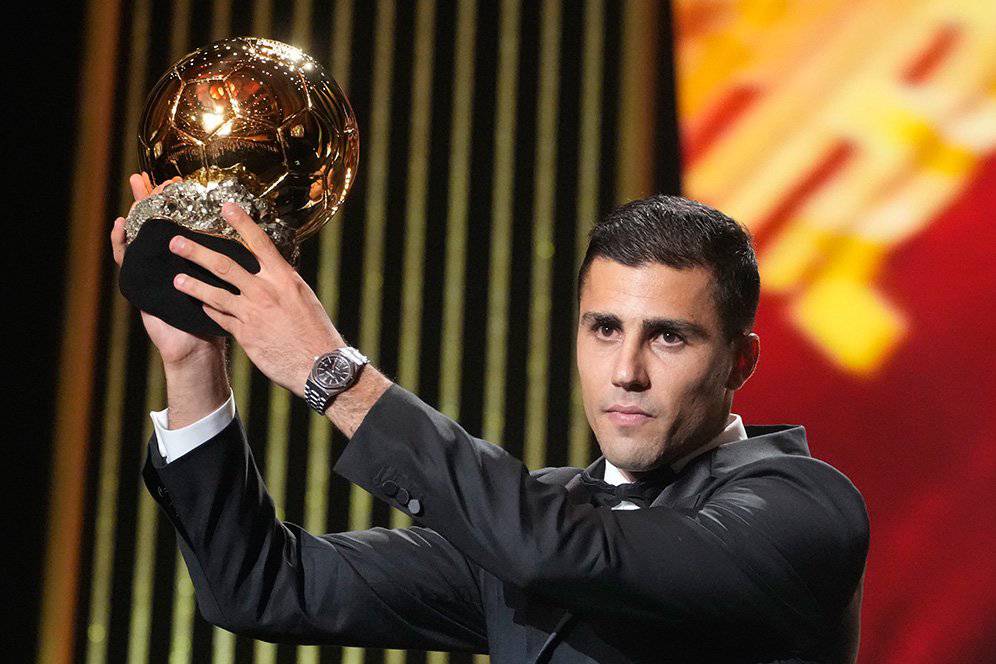 Rodri Hernandez dinobatkan menjadi pemain terbaik dunia Ballon d'Or 2024. Foto: Repro AP Photo