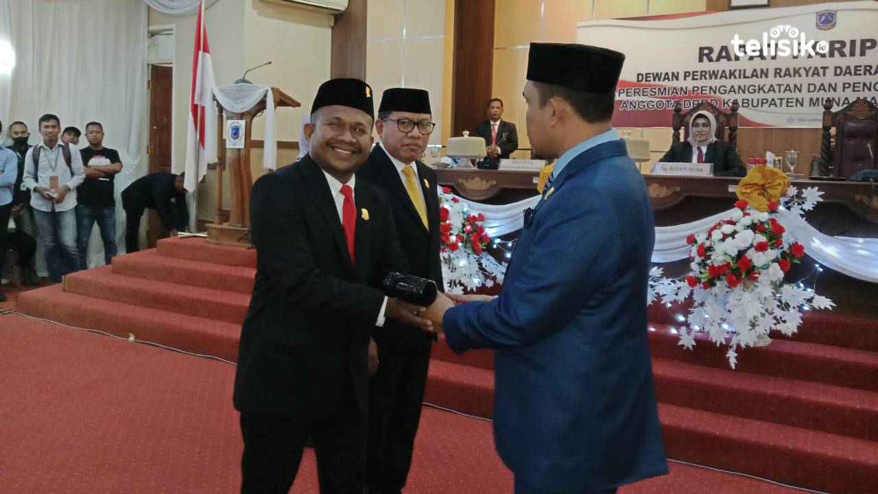 Muhamad Rahim saat didapuk menjadi pimpinan DPRD Muna. Foto : Sunaryo/Telisik