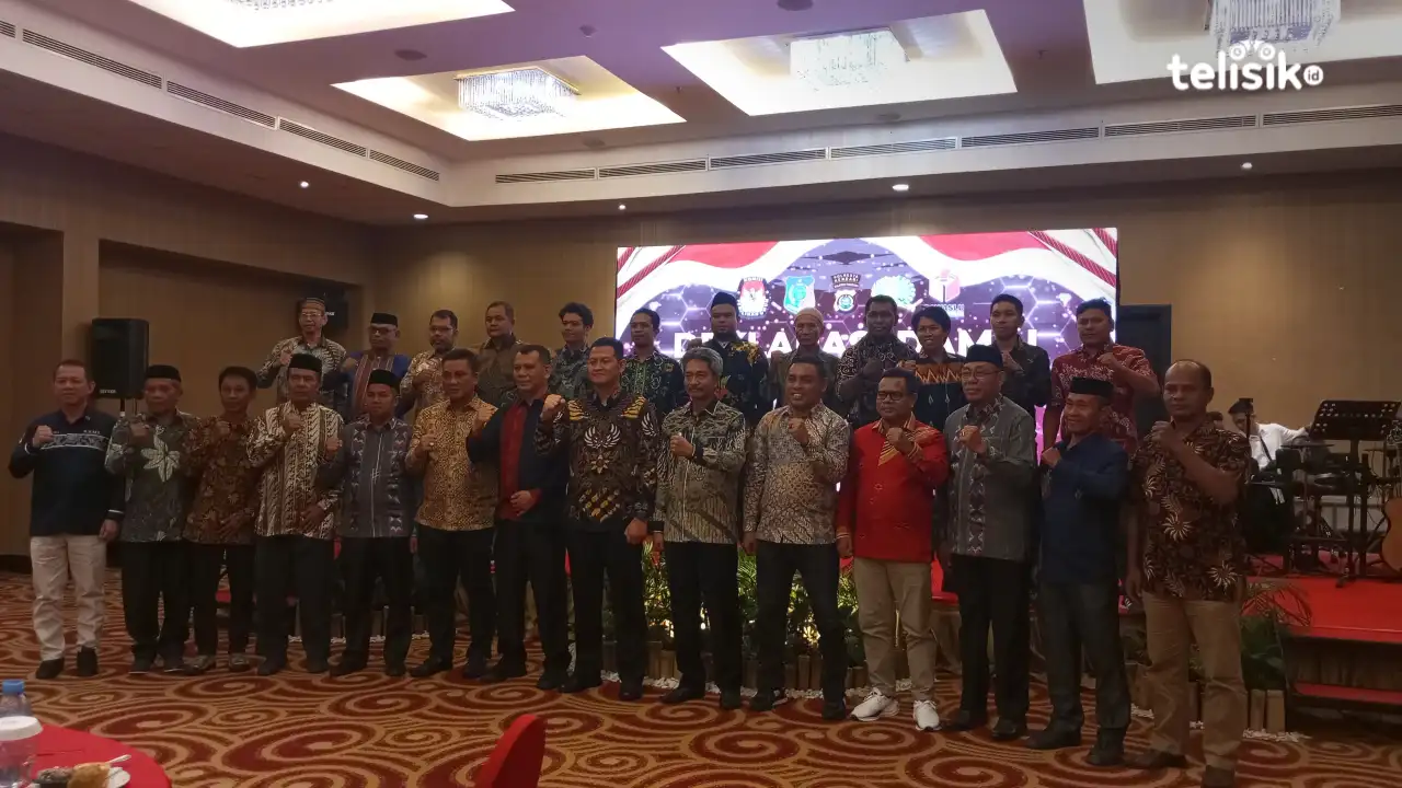 Foto bersama pihak terkait dalam deklarasi pilkada damai Kabupaten Konawe Kepulauan. Foto: Nur Fauzia/Telisik