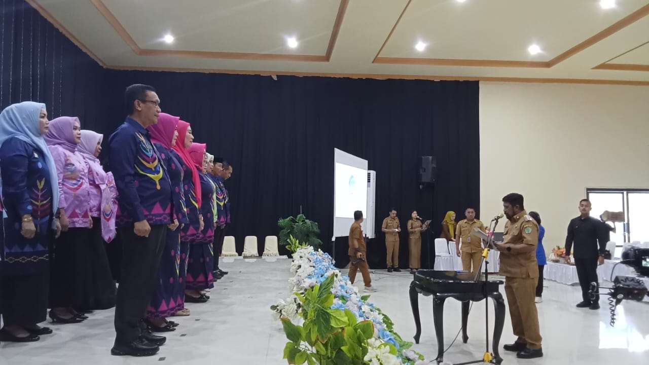 Pj Bupati Konawe, Stanley, mengukuhkan pengurus baru Dekranasda Kabupaten Konawe, Senin (21/10/2024). Foto: Ist