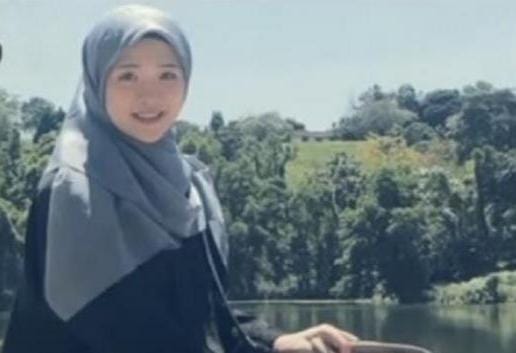 Nur Jasinta, gadis cantik dari Sabah, Malaysia, dulunya dikenal sebagai pembenci Islam, tetapi akhirnya menjadi mualaf setelah mengalami mimpi. Foto: Repro Inews.id