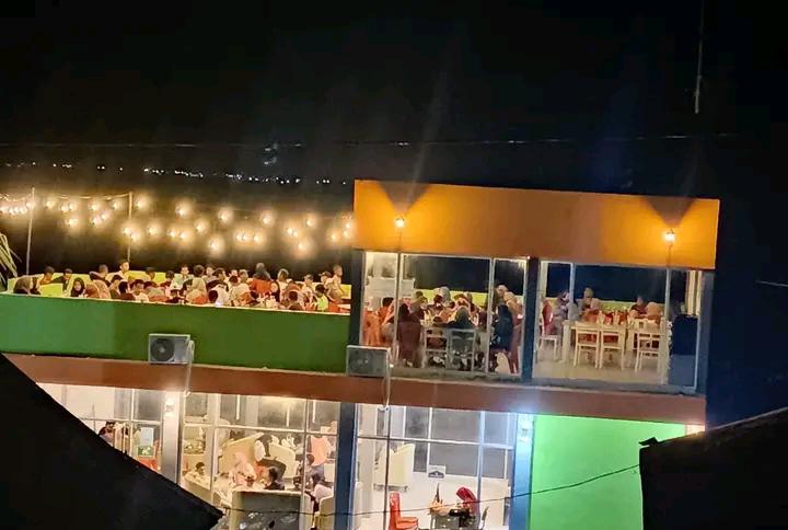 Suasana coffee shop Desa Oihu, Kecamatan Togo Binongko, Kabupaten Wakatobi, Provinsi Sulawesi Tenggara. Foto: Dedi