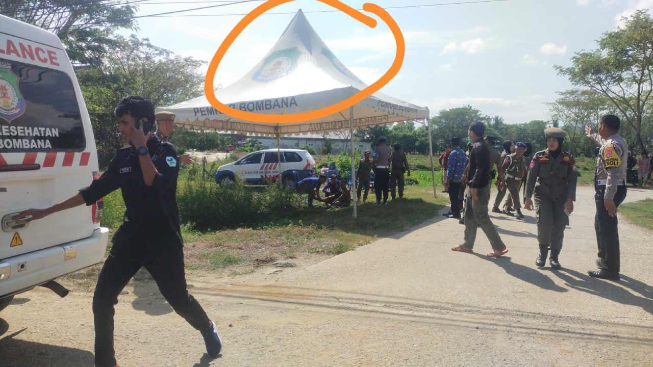 Tenda kerucut yang menyentuh kabel bertegangan tinggi yang menyebabkan satu anggota Pol PP Kabupaten Bombana meninggal, Selasa (1/10/2024). (Foto: Ist)