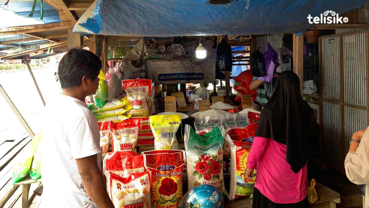 Proses jual beli beras antara penjual dan beberapa konsumen. Foto: Sri aqida/ Telisik