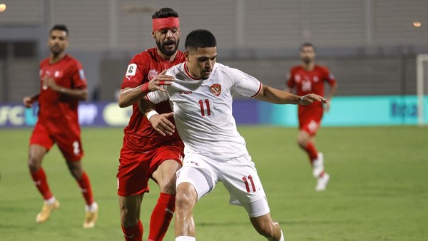 Pemain Timnas Indonesia Ragnar Oratmangoen saat mencetak gol ke gawang Bahrain. Foto: Repro Reuters