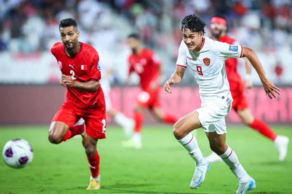 Amine Benaddi membayangi Rafael Struick dalam laga Kualifikasi Piala Dunia 2026 antara Bahrain vs Timnas Indonesia. Foto: Repro AFC