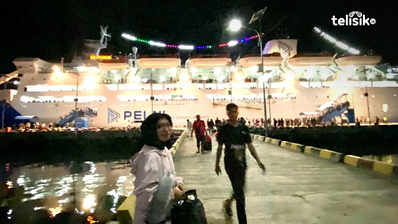 Kapal milik PT Pelni singgah di Pelabuhan Murhum Baubau. Foto: Elfinasari/Telisik