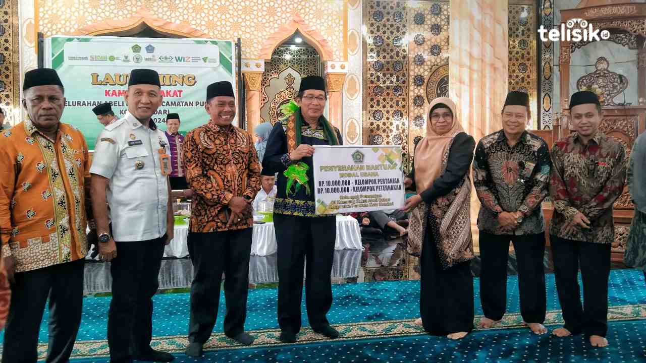 Direktur Pemberdayaan Zakat dan Wakaf Kemenag RI, Prof. Dr. H. Waryono A Ghofur (keempat dari kiri) usai peresmian Kampung Zakat di Masjid Alza Annur, Kota Kendari, Rabu (30/10/2024). Foto: Nabila/Telisik