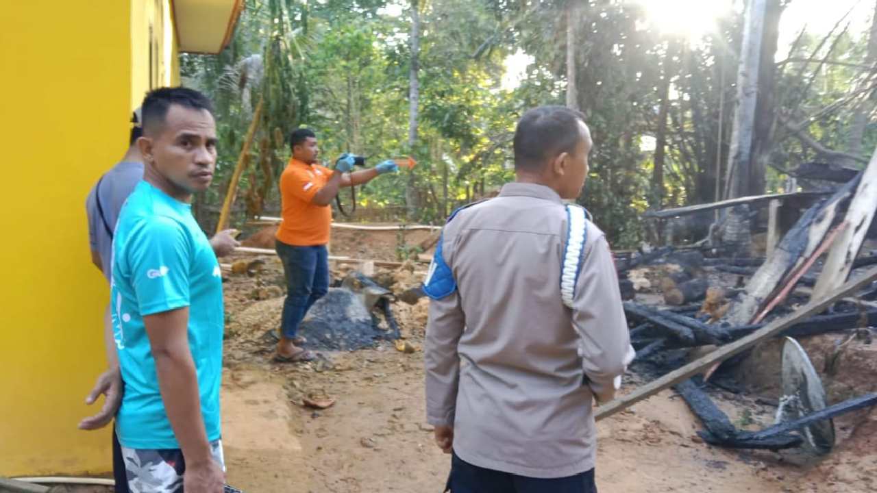 Proses evakuasi pihak kepolisian di rumah korban, Kecamatan Lawa. Foto: Ist