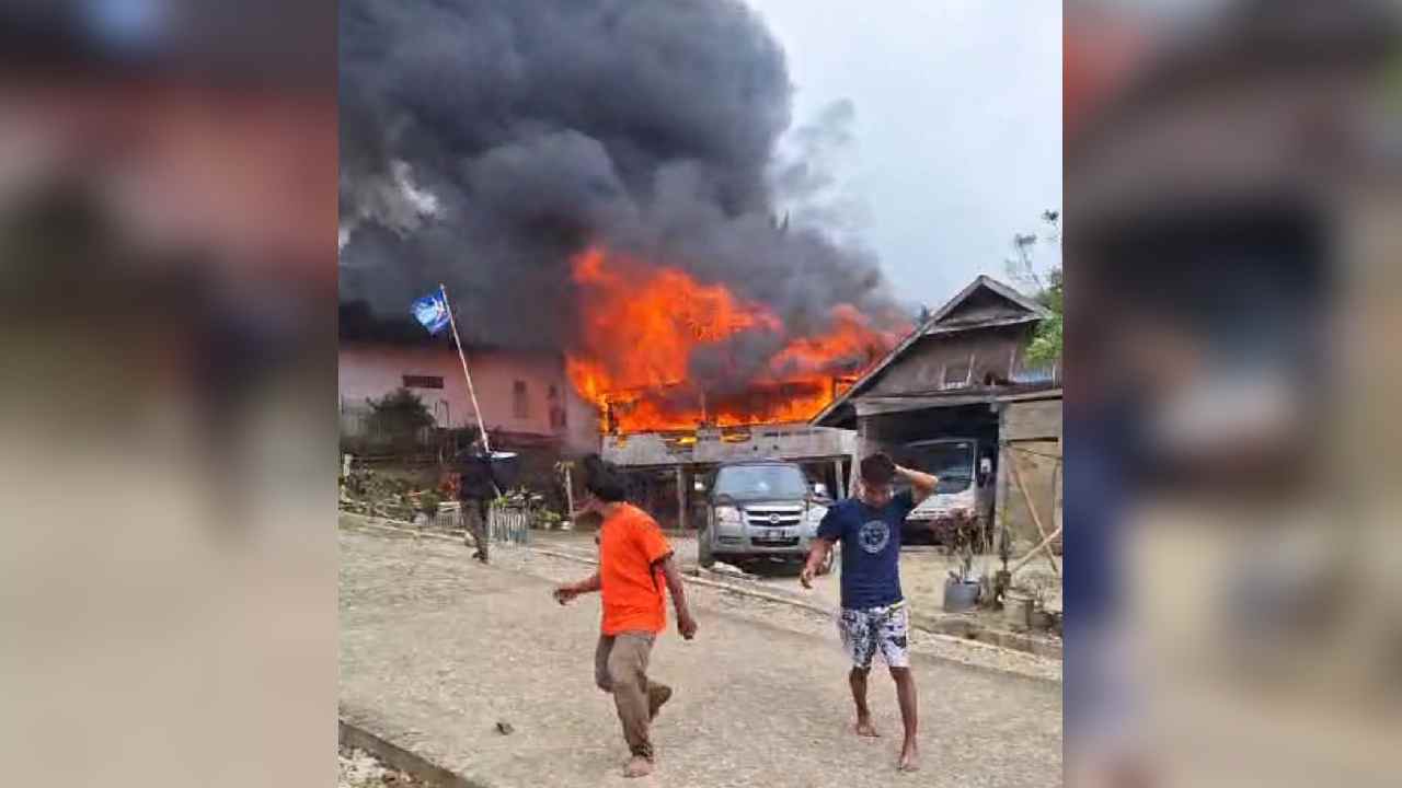 Kebakaran rumah warga di Desa Tobelo, Kecamatan Porehu, Kabupaten Kolaka Utara yang menewaskan satu orang, Rabu (2/10/2024). Foto: tangkapan layar video.