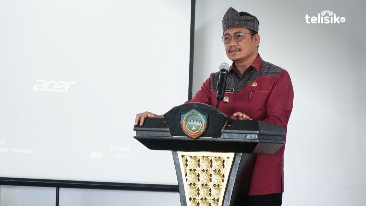 Pj Bupati Buton Selatan, Parinringi, saat menghadiri penyuluhan hukum pengelolaan dana BOS di Gedung Wisata, Batauga, Buton Selatan, Kamis (24/10/2024). Foto: Ali Iskandar Majid/Telisik