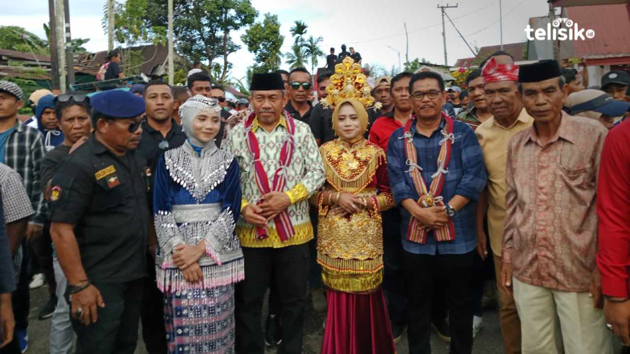 Bachrun Labuta dan La Ode Asrafil Ndoasa saat disambut oleh masyarakat Desa Mabholu. Foto : Sunaryo/Telisik
