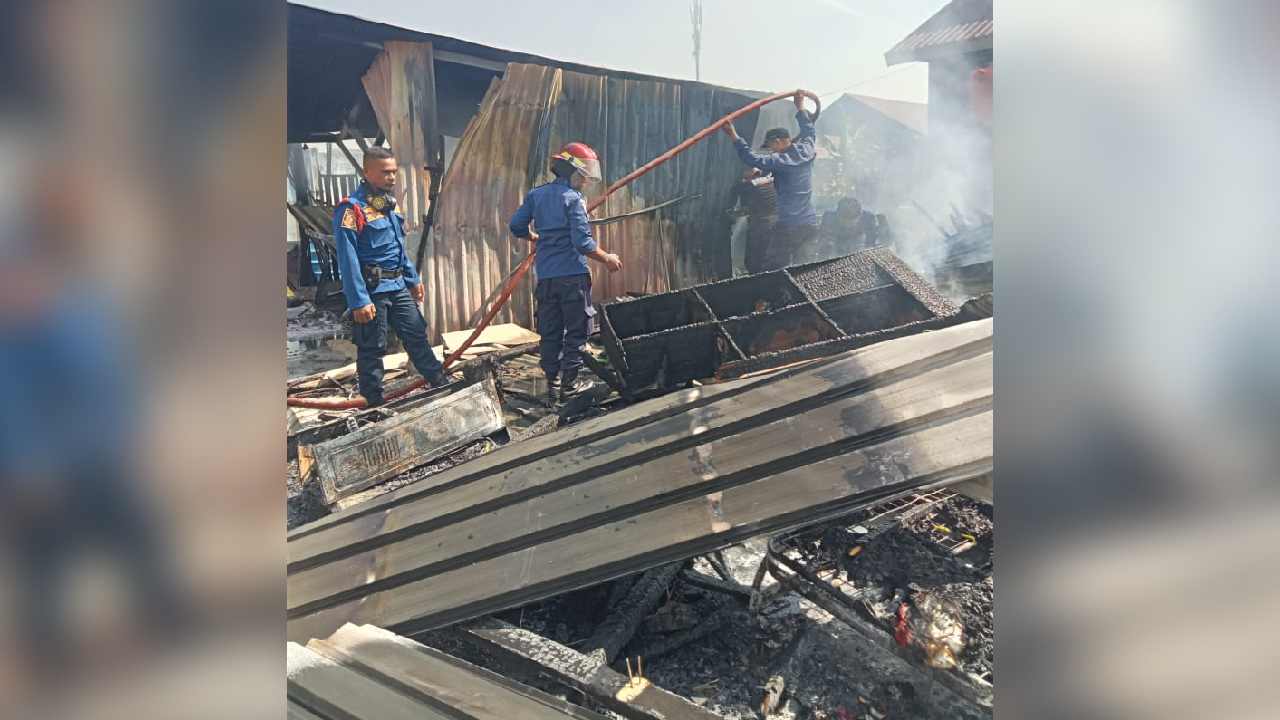 Tim pemadam kebakaran saat melakukan pendinginan di lokasi kebakaran. Foto: Ist