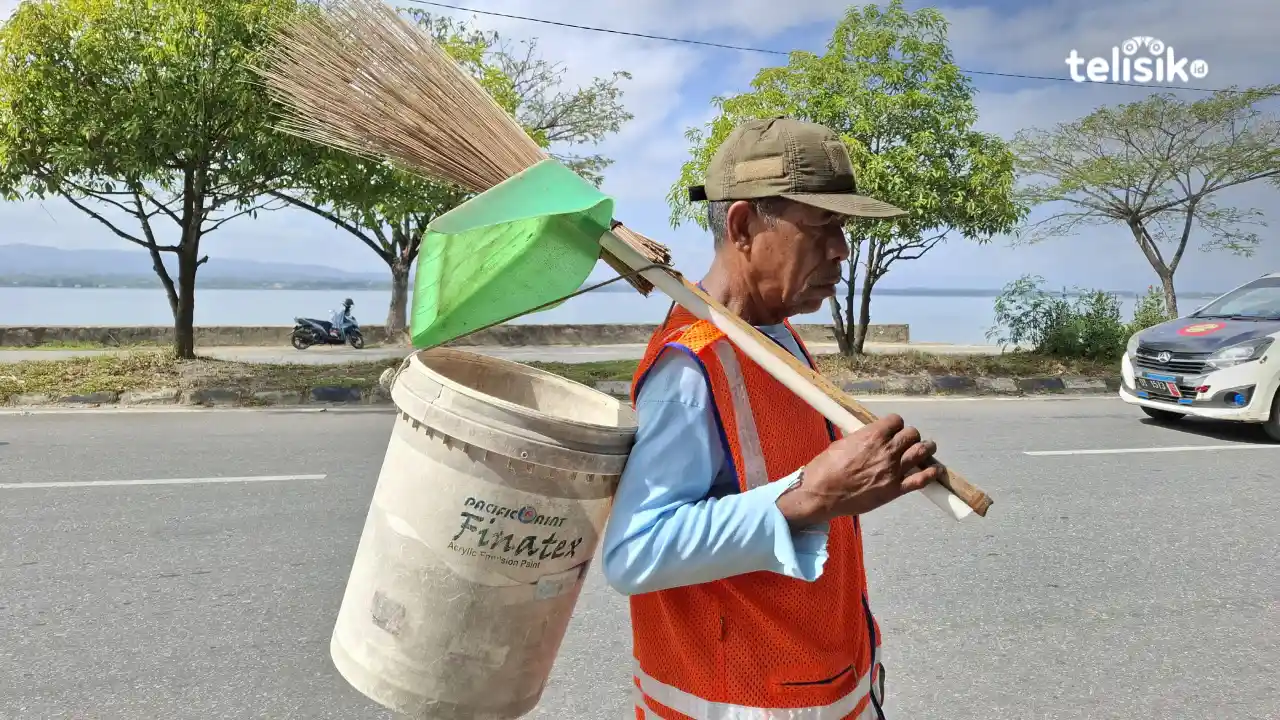 Seorang kakek petugas kebersihan akan pulang ke rumahnya setelah menyelesaikan tugasnya membersihkan. Foto: Erni Yanti/Telisik