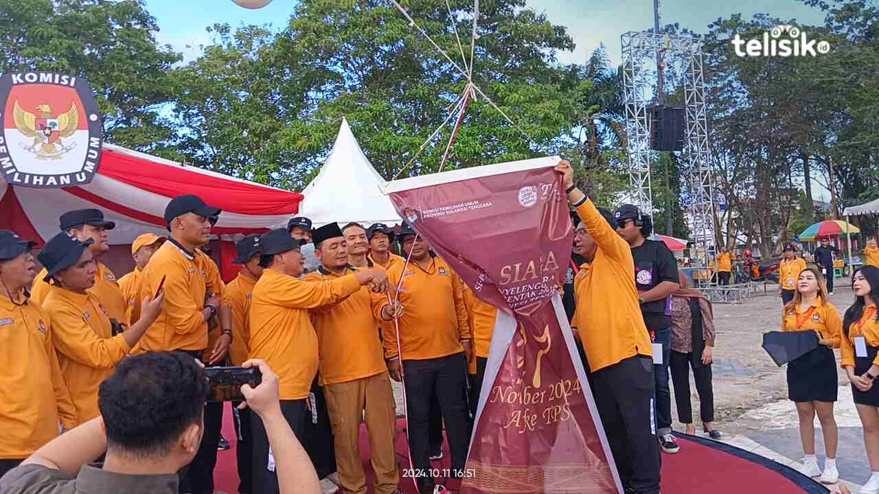 Ketua KPU RI, Mochammad Afifuddin, bersama Pj Gubernur Sulawesi Tenggara Andap Budhi Revianto saat memotong pita pelaksanaan Apel Siaga. Foto: Sigit Purnomo/Telisik
