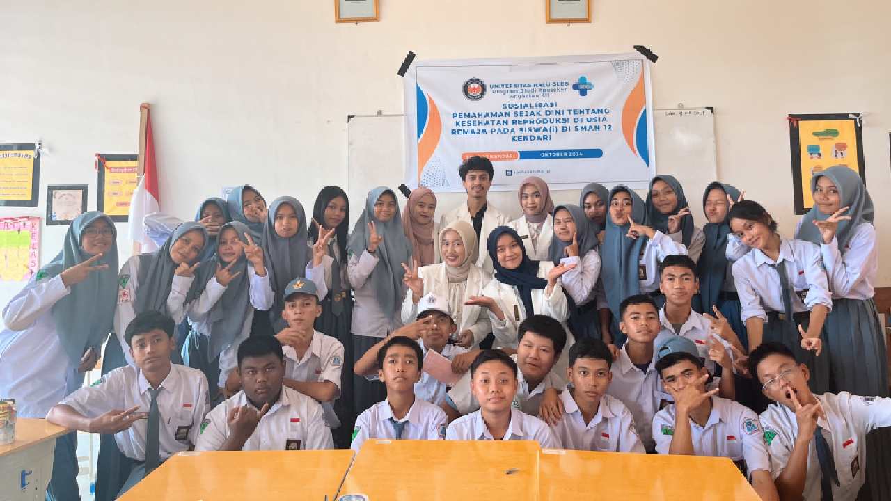 Mahasiswa PSPPA angkatan XII UHO berikan edukasi kesehatan reproduksi pada remaja di SMA N 12 Kendari. Foto: Ist