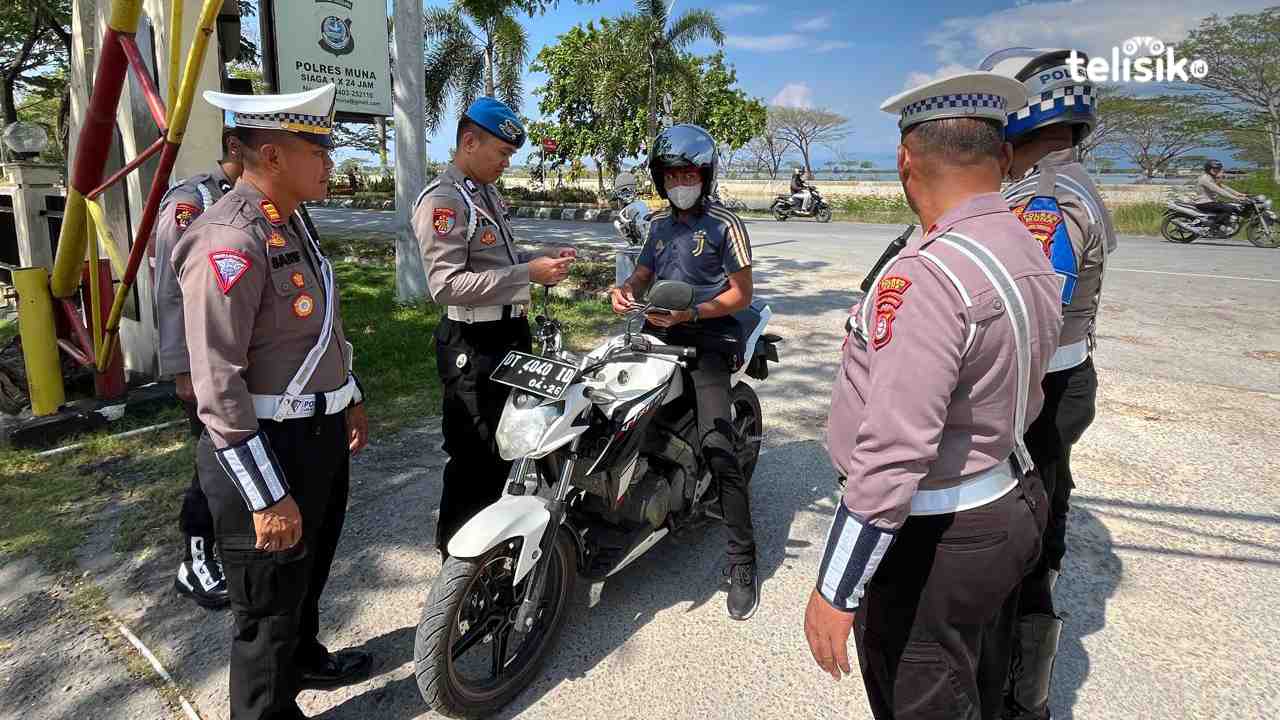 Propam Polres Muna memeriksa kendaraan personelnya saat Operasi Zebra Anoa, Jumat (18/10/2024). Foto : Sunaryo/Telisik