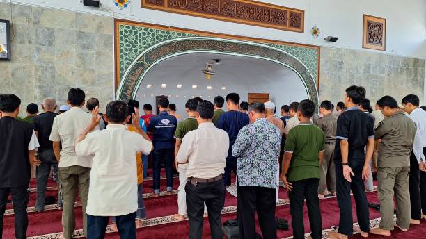 Dengan bantuan ponsel pintar, umat Muslim dapat menjalankan ibadah, tanpa perlu khawatir salah menentukan kiblat. Foto: Repro Istockphoto