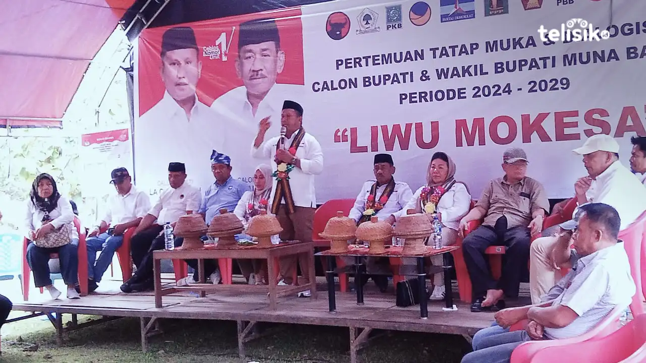 Calon Bupati Muna Barat, La Ode Darwin, saat kampanye tatap muka di Desa Sawerigadi, Kecamatan Barangka. Foto: Putri Wulandari/Telisik