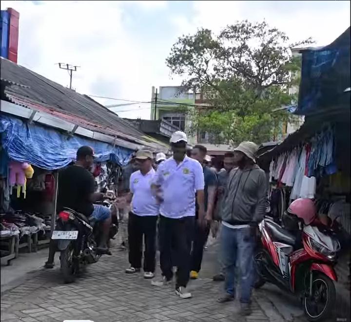 Kunjungan Paslon Bupati Wakatobi, Hamirudin-Muhamad Ali di Pasar Sentral Wangi-Wangi. Foto: Ist.