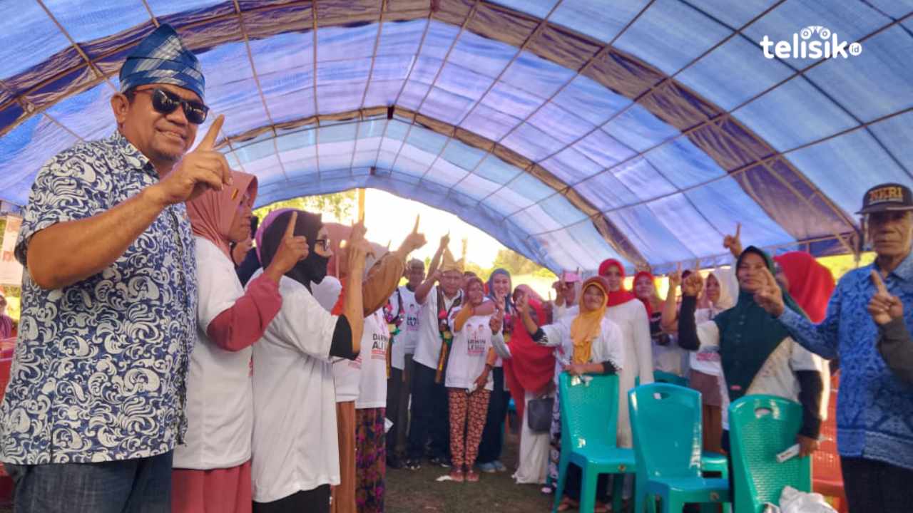 Antusias masyarakat Desa Madampi menyambut Paslon Darwin-Ali. Foto: Putri Wulandari/Telisik