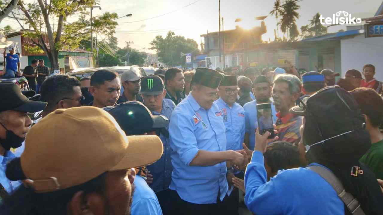 Paslon Rajiun-Purnama saat melakukan kunjungan di Pasar Laino. Foto: Putri Wulandari/Telisik