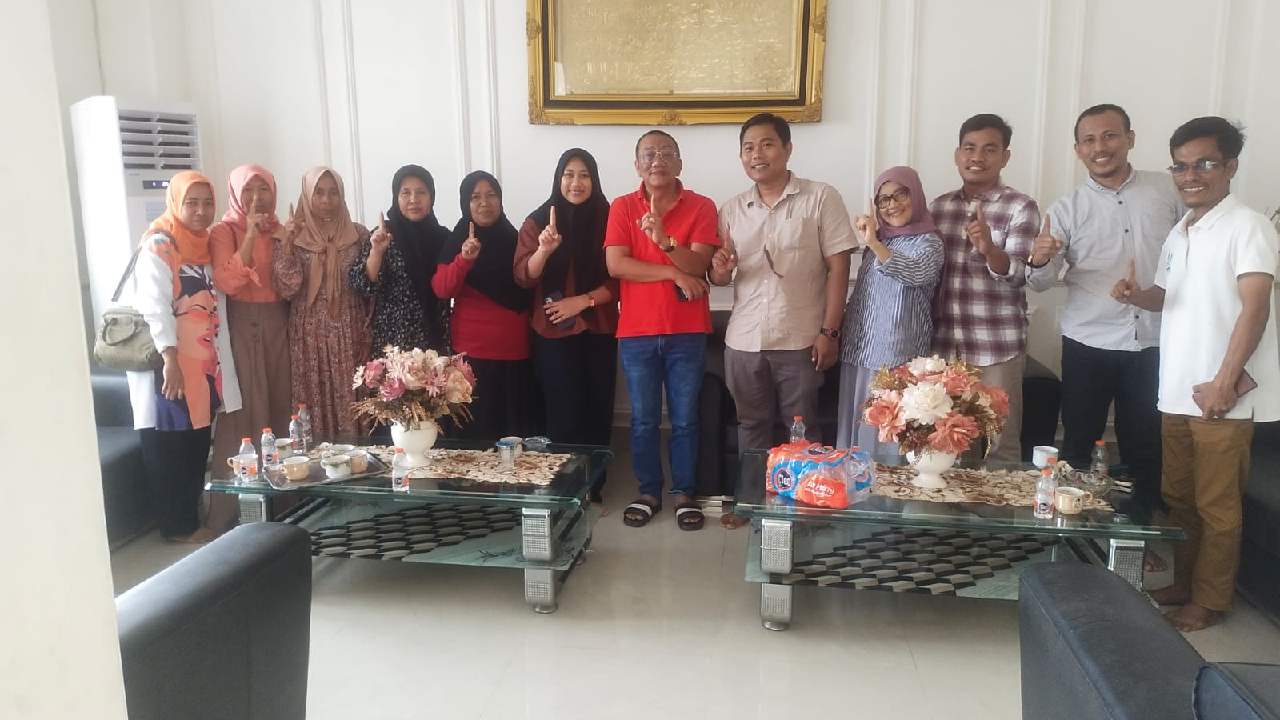 Belasan perwakilan UMKM di Kolaka Utara bertemu dan berdialog bersama calon Bupati Kolaka Utara, H. Anton di kediamannya. Foto : Relawan Sahabat UMKM