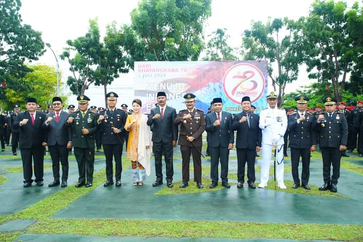 Sesi foto bersama Penjabat Bupati Buton Selatan, Parinringi bersama Kapolres Baubau, AKP Bungin Masokan Misalayuk, dan unsur  Forkompinda. Foto: Ist.