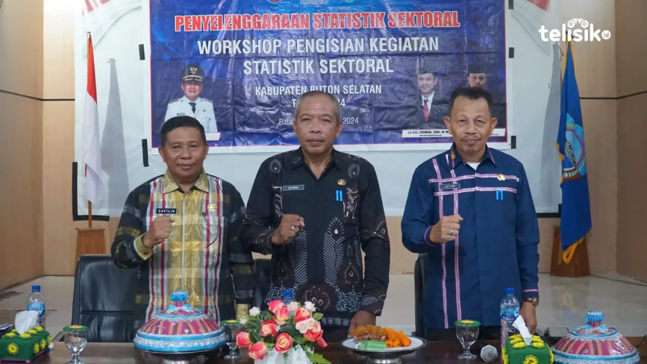Asisten III Setda Buton Selatan, Safilin (kiri), Asisten I Setda Buton Selatan, Zainal dan Kepala Dinas Komunikasi dan Informatika Buton Selatan, Jafar pada workshop pengisian statistik sektoral. Foto: Ali Iskandar Majid/telisik