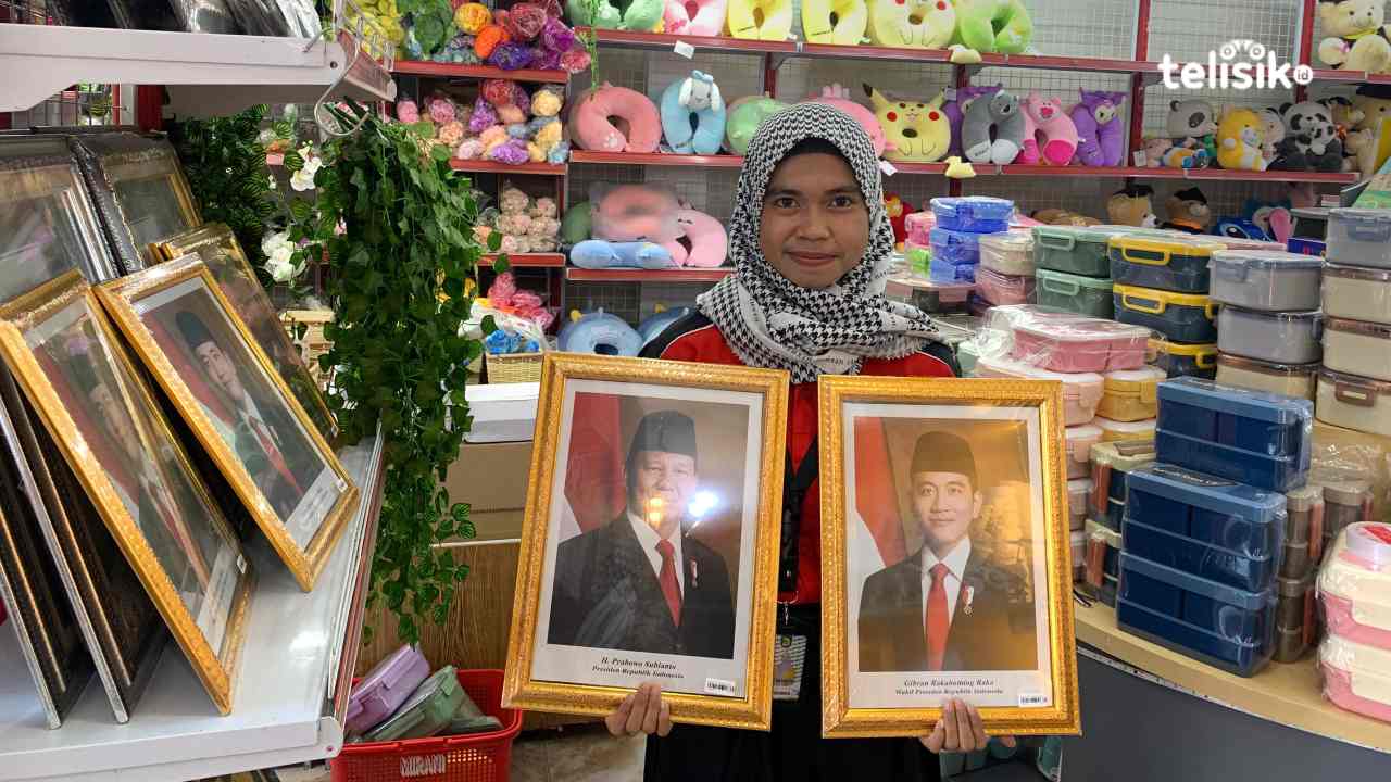 Poster Prabowo-Gibran di Toko Dilla Jaya Foto: Sri & Novi/Telisik