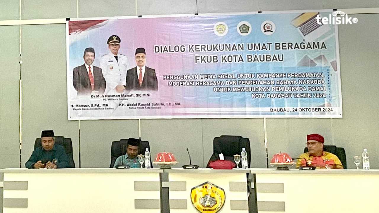 Kepala Kemenag Baubau bersama Kadis Kominfo dan stakeholder lainnya dalam dialog kerukunan umat beragama FKUB Baubau, Kamis (24/10/2024). Foto: Elfinasari/Telisik