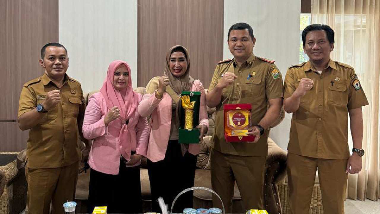 Umy Minten bersama Disperindag Sultra merayakan momen bahagia usai menerima penghargaan nasional UMKM. Foto: ist