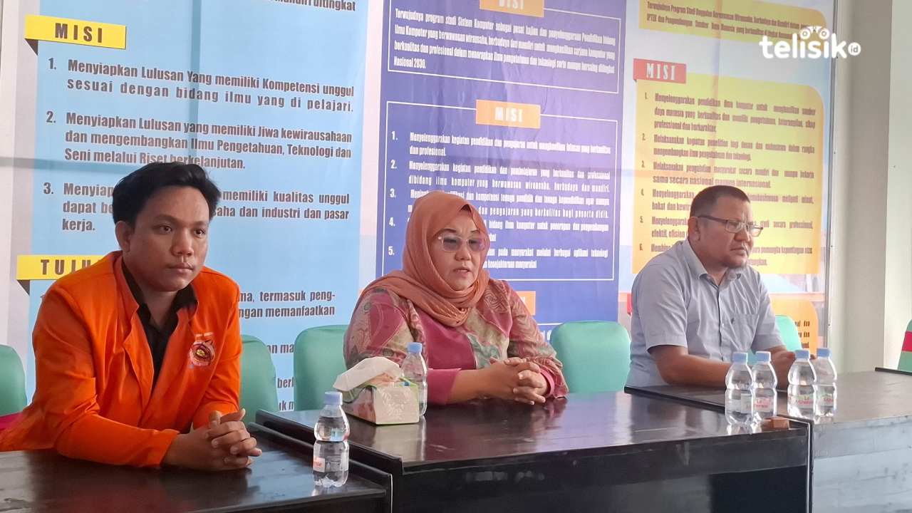 Ketua Badan Eksekusi Mahasiswa (BEM) Aldi Lamoito (kiri) Muliati Saiman (tengah), Kepala Yayasan dan Ketua STIMIK Bina Bangsa Omar Wahid (kanan). Foto: Erni Yanti/ Telisik
