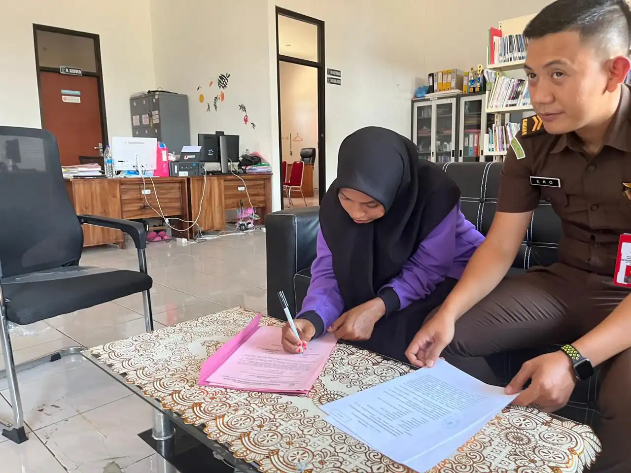 Supriyani tengah menghadapi kasus hukum terkait dugaan kekerasan terhadap salah satu siswanya. Foto: Ist