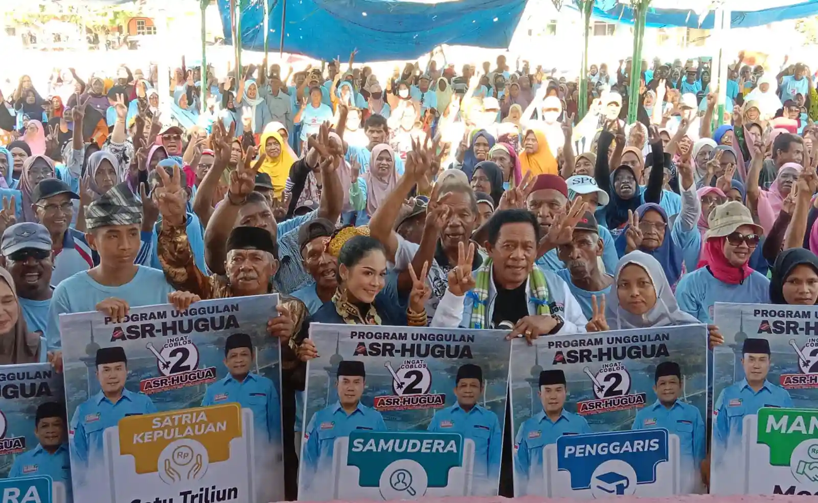 Calon Wakil Gubernur Sulawesi Tenggara, Hugua, disambut masyarakat Pulau Talaga Buton Tengah. Foto: Ist.