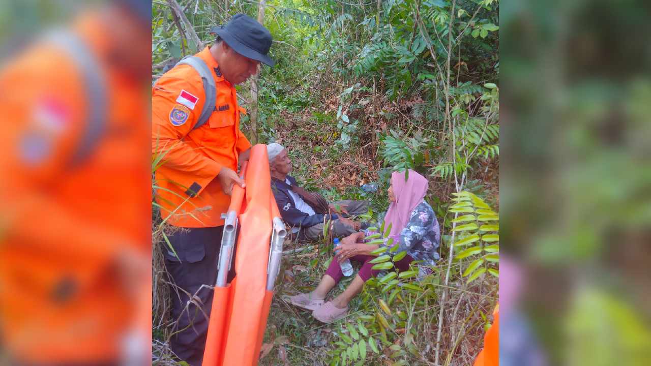 Proses evakuasi sepasang lansia di Nanga-Nanga Kendari. Foto: Ist