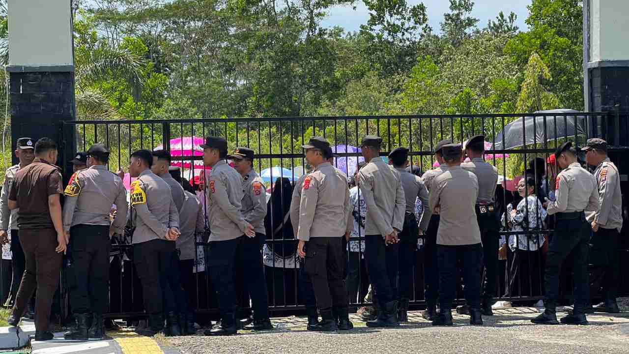 Personel kepolisian dari Polda Sultra saat melakukan pengamanan sidang perdana guru Supriyani di PN Andoloo Konawe Selatan, Kamis (24/10/2024). Foto: Ist