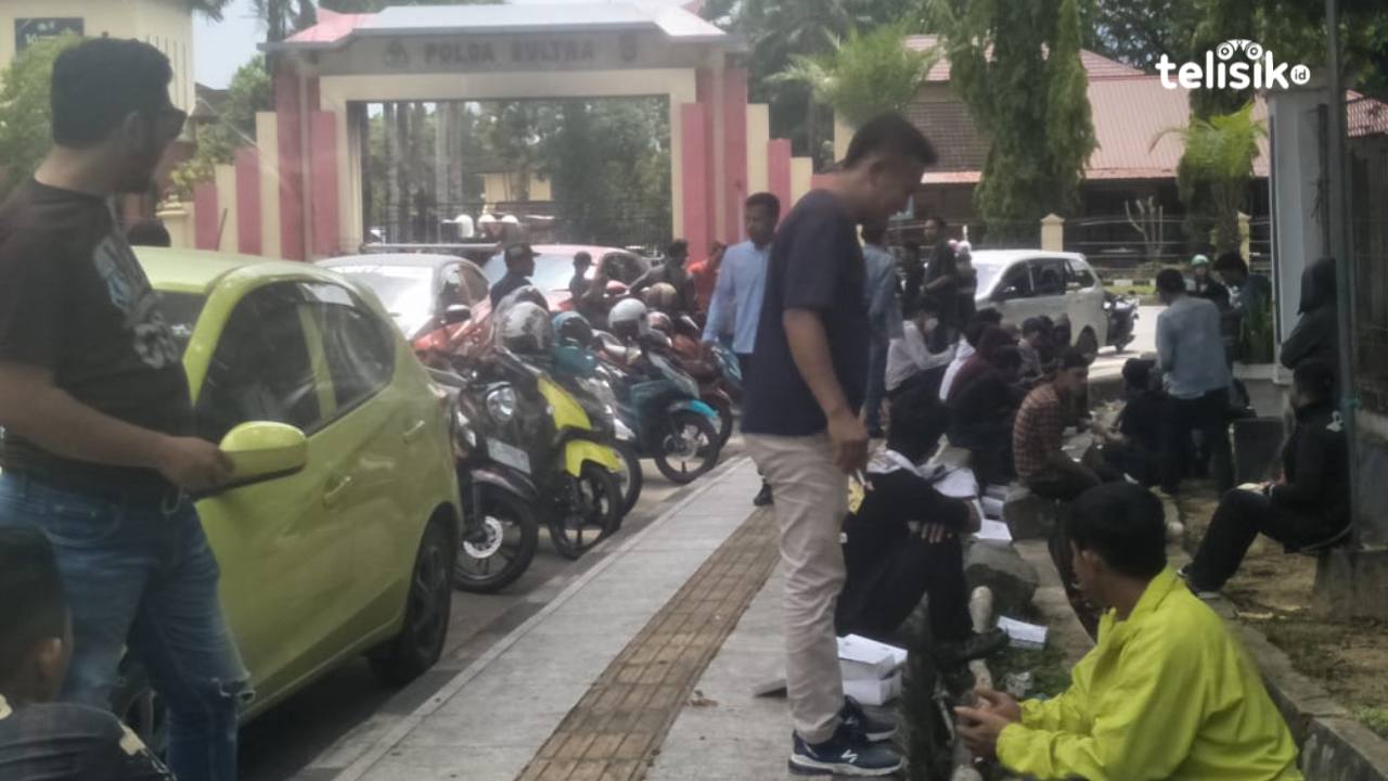 Massa usai orasi di depan Kantor Polda Sultra. Foto: Thamrin Dalby/Telisik