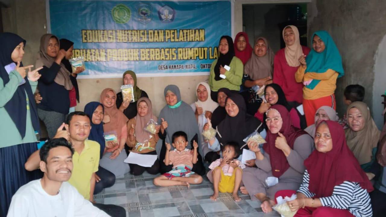 Masyarakat Desa Kanapa-Napa dengan hasil olahannya. Foto: Ist
