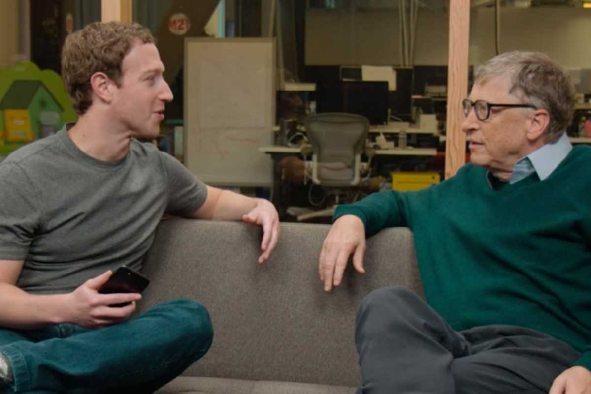 Mark Zuckerberg (kiri) pernah bersanding dengan Bill Gates (kanan), namun Gates kini tertinggal di posisi 13. Foto: Repro Wikipedia
