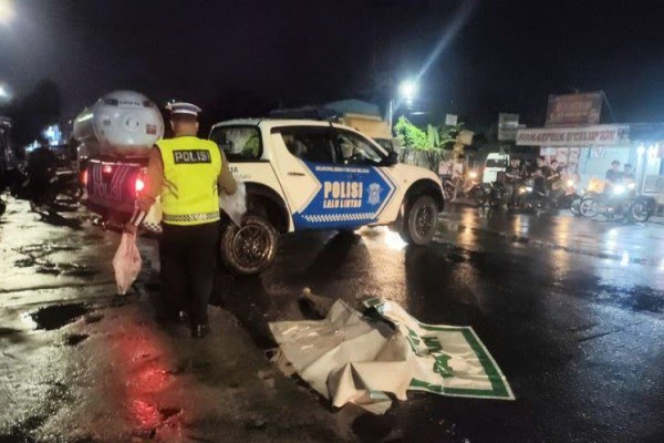 Bripda Fajri, sosok polisi yang evakuasi korban tewas kecelakaan ternyata ayahnya sendiri. Foto: Repro IDN Times
