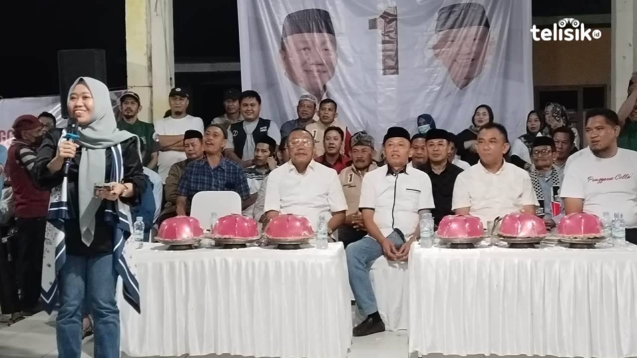 Ulfa Haeruddin saat orasi politik di hadapkan simpatisan dan pendukung pasangan Anton - Abbas di Kecamatan Katoi, Sabtu (19/10/2024) malam. Foto: Telisik.id