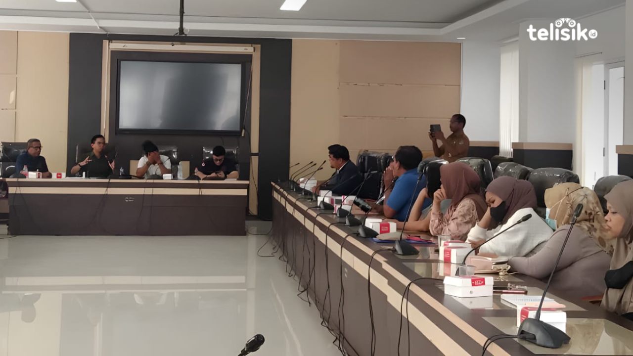 Rapat dengar pendapat yang dipimpin oleh Ketua Komisi II DPRD Kendari, Jabar Aljufri, dengan pengusaha LPG pada Senin (11/11/2024). Foto: Nabila/Telisik