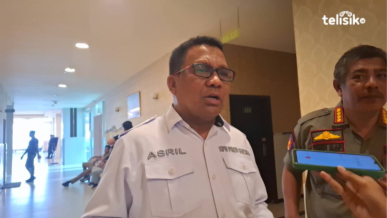 Ketua KPU Provinsi Sulawesi Tenggara, Asril saat diwawancarai. Foto: Erni Yanti/Telisik