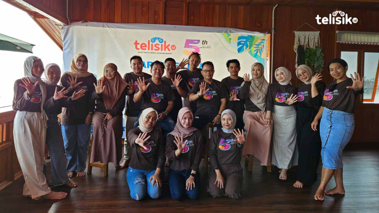 Keluarga besar telisik.id saat merayakan Hari Ulang Tahun (HUT) ke-5 telisik.id di Picco Villa. Foto: Tim telisik.id