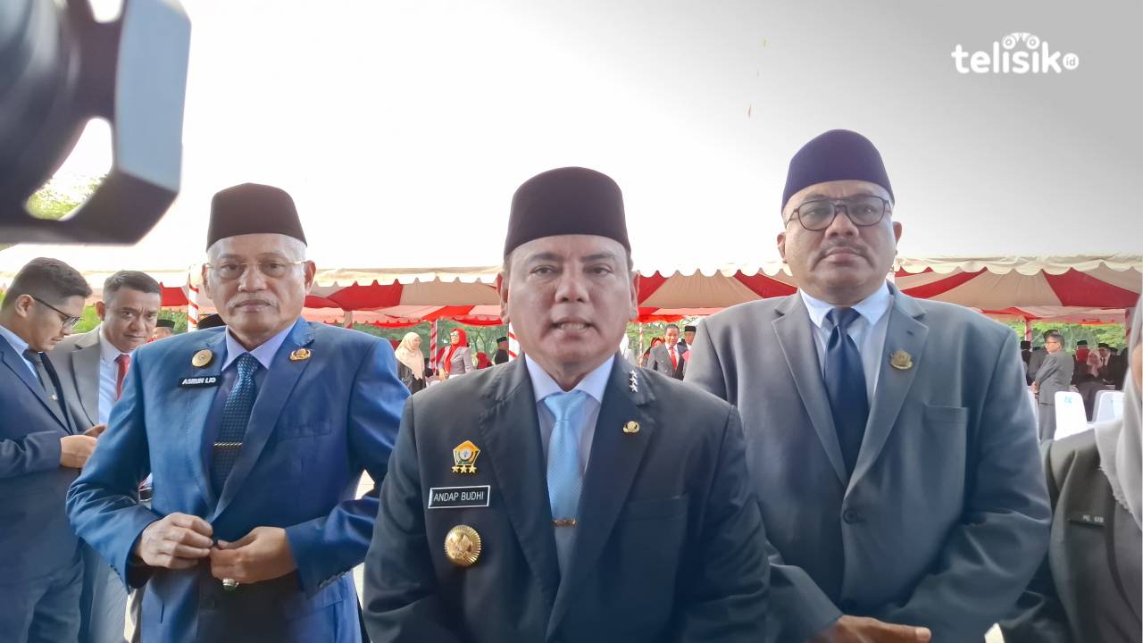 Pj Gubernur Sulawesi Tenggara Andap Budhi Revianto saat diwawancarai usai memimpin upacara HKN di Kantor Gubernur Sulawesi Tenggara.Foto: Erni Yanti/ Telisik