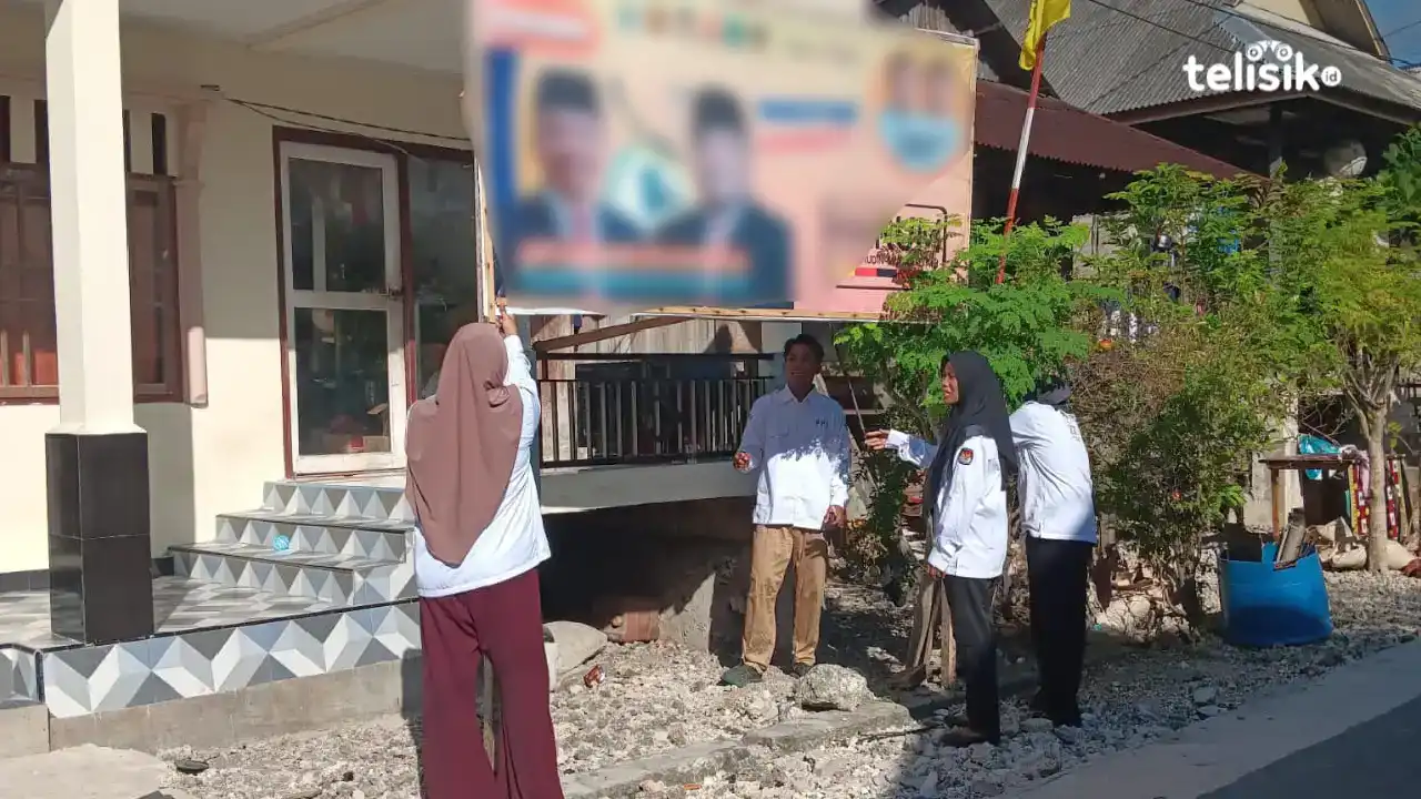 PPS Kelurahan Wanci, Wangi-Wangi, melakukan pencopotan dan menurunkan alat peraga kampanye (APK) Pilkada 2024, Minggu (24/11/2024) Foto: Wa Ode Hesti/Telisik