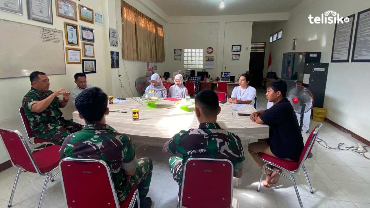 Kunjungan Komandan Detasemen Perhubungan Resor Militer (Dandenhubrem) 143 Halu Oleo Kendari, Letnan Kolonel Sudirman, ke Kantor telisik.id, Jumat (8/11/2024). Foto: Mariati Alvia Ningsih/Telisik